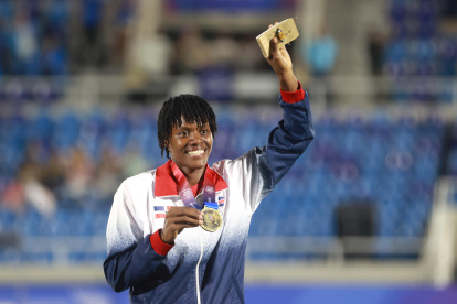 Marileidy Paulino de República Dominicana posa en el podio con la medalla de oro al ganar la final de 400 metros femenino este miércoles, en los XXV Juegos Centroamericanos y del Caribe Santo Domingo 2026 en Santo Domingo (República Dominicana). EFE/ Orlando Barría