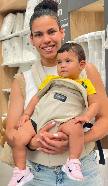 La criatura Alana Martínez Marte junto a su madre