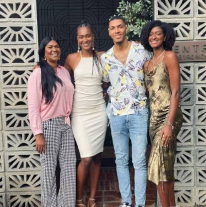 Brayelin Martínez junto a su madre, Agripina, su hermano, Brayan y Jineirys Martínez en uno momento familiar