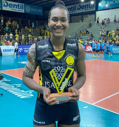 Brayelin Martínez con uno de sus titulos de campeón en Brasil donde reforzó.