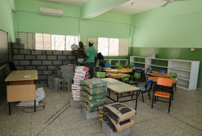 En una de las aulas de la Escuela Primaria Malaquías Gil se construye un baño inclusivo para niños.