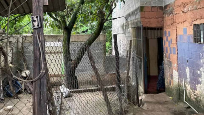El menor llegó a un destacamento policial denunciando que no asistía a la escuela, realizaba trabajos de construcción obligatorios y sufría maltratos.