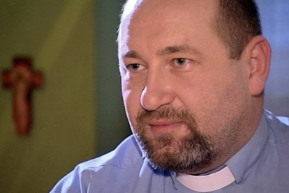 Padre Wojciech (Padre Alberto) en Juncalito (2013): Sacerdote polaco imputado por abusar de decenas de niños en una comunidad de Santiago,