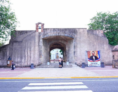 Puerta del Conde.  Funciona como la entrada principal al Parque de la Independencia  y  recinto del majestuoso Altar de la Patria.
