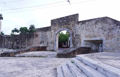 Puerta de las Atarazanas    es una discreta pero valiosa entrada histórica situada detrás del Museo Alcázar de Colón.    Fotos Olga de la Cruz..