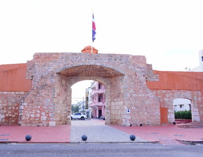 La Puerta de la Misericordia  es un importante monumento histórico y peatonal ubicado  entre  la Palo Hincado y  Arzobispo Portes.