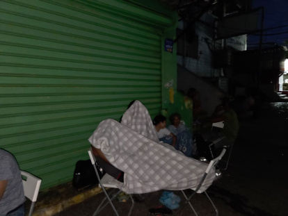 Varios de los afectados permanecen en la calle.