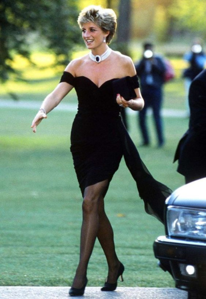 La princesa Diana, en 1994, lució el famoso vestido negro  conocido como el “vestido de la venganza”, un  icónico diseño corto, entallado y de hombros descubiertos, creado por Christina Stambolian.