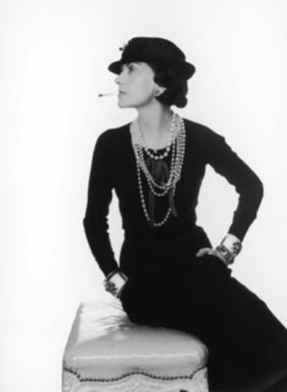 Coco Chanel, pionera del vestido negro moderno, en 1926.