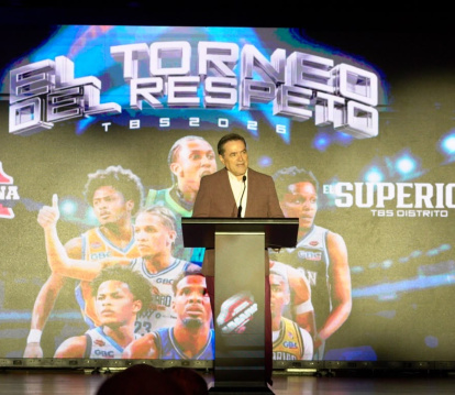 El empresario Armando Rodríguez agradeció la dedicatoria del torneo número 50 de basket.