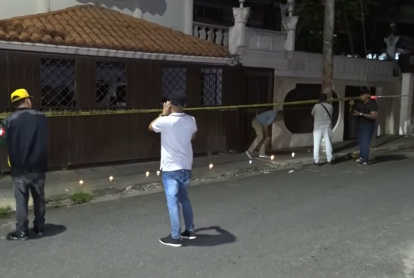 Entre velas y consternación, vecinos rinden homenaje frente a la casa de Julián Oro Duro