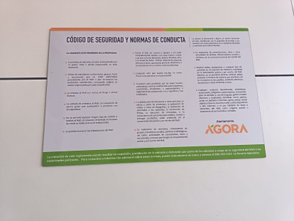 Ágora Mall tiene publicado un Código de Seguridad y Conducta en el que establece normas específicas sobre la vestimenta y prohíbe aquella que considere obscena, ofensiva o incompatible con el carácter familiar del establecimiento.