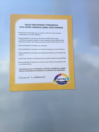Sambil tiene publicado un Código de Seguridad y Conducta en el que establece normas específicas sobre la vestimenta y prohíbe aquella que considere obscena, ofensiva o incompatible con el carácter familiar del establecimiento.
