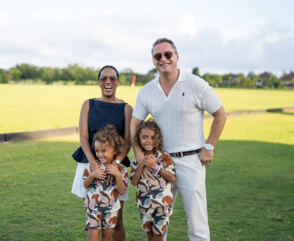 Muy sonriente Airam Toribio y Gal Zsolt, junto a sus hijos Nicolás y Dante.