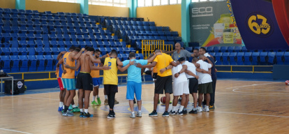Integrantes del equipo de baloncesto superior del club Mauricio Báez realizan una oración previo al inicio de sus entrenamientos. HOY-Arlenis Castillo