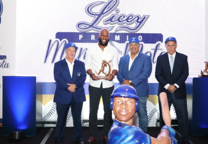 Mel Rojas Jr. recibe el premio Manuel Mota. Alberto Calvo