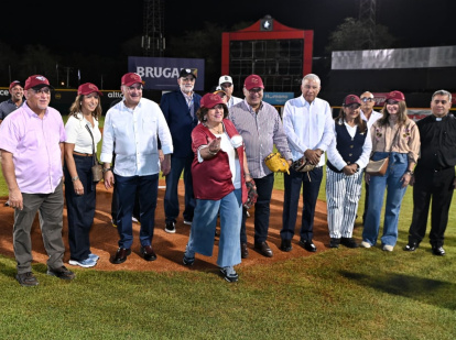 Ela Sued viuda Rizek realiza el lanzamiento de la primera bola en el Julián Javier junto a sus hijos  (Hoy/Cortesia Franklin Santos)..