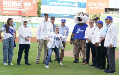La embajadora de los Estados Unidos en RD,  Leah  Campos, realiza el lanzamiento de la primera bola previo al partido de ayer entre los Tigres del Licey y los Leones del Escogido,