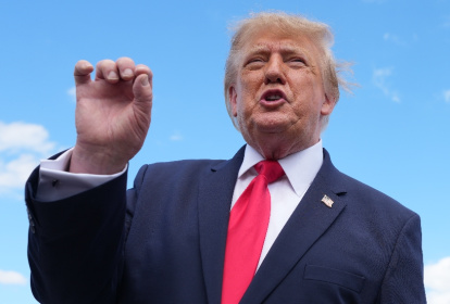 Donald Trump, presidente de EE. UU., habla a la prensa.