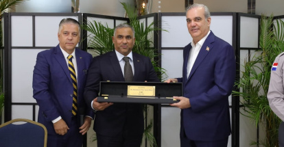 El presidente Luis Abinader recibe un reconocimiento.