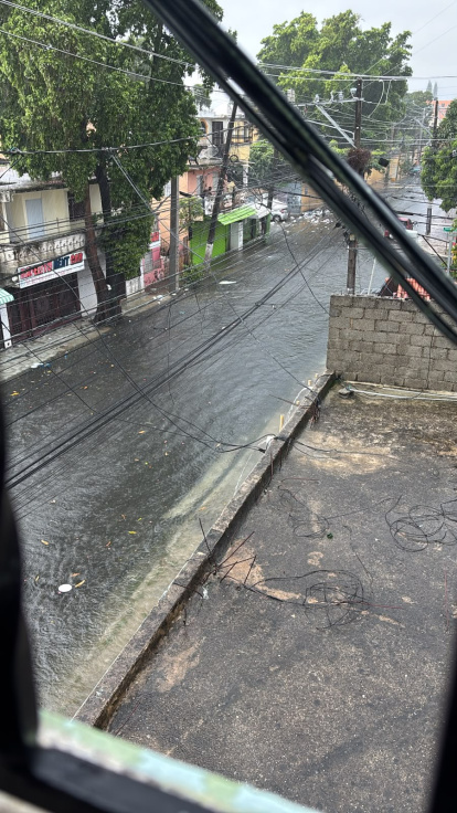 El sector Ensanche Luperón, en el Distrito Nacional, presenta calles anegadas