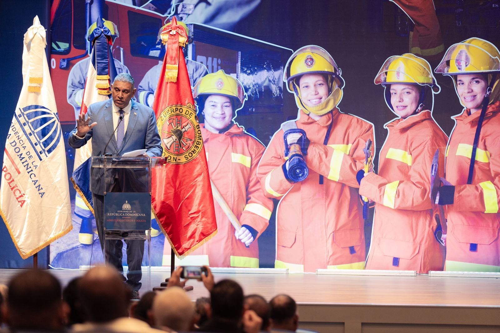 El Gobierno sube sueldo de bomberos a 15 mil pesos