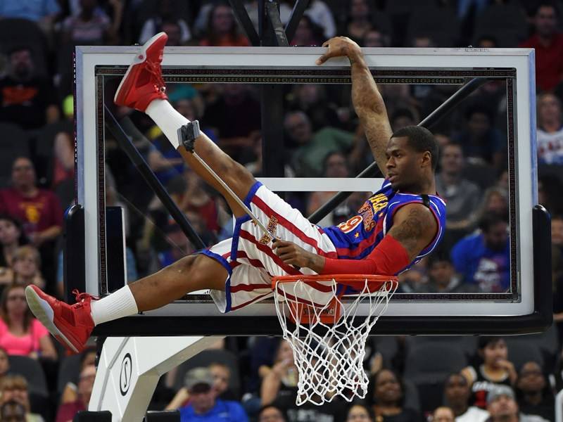 Los Harlem Globetrotters en pleno show artístico.