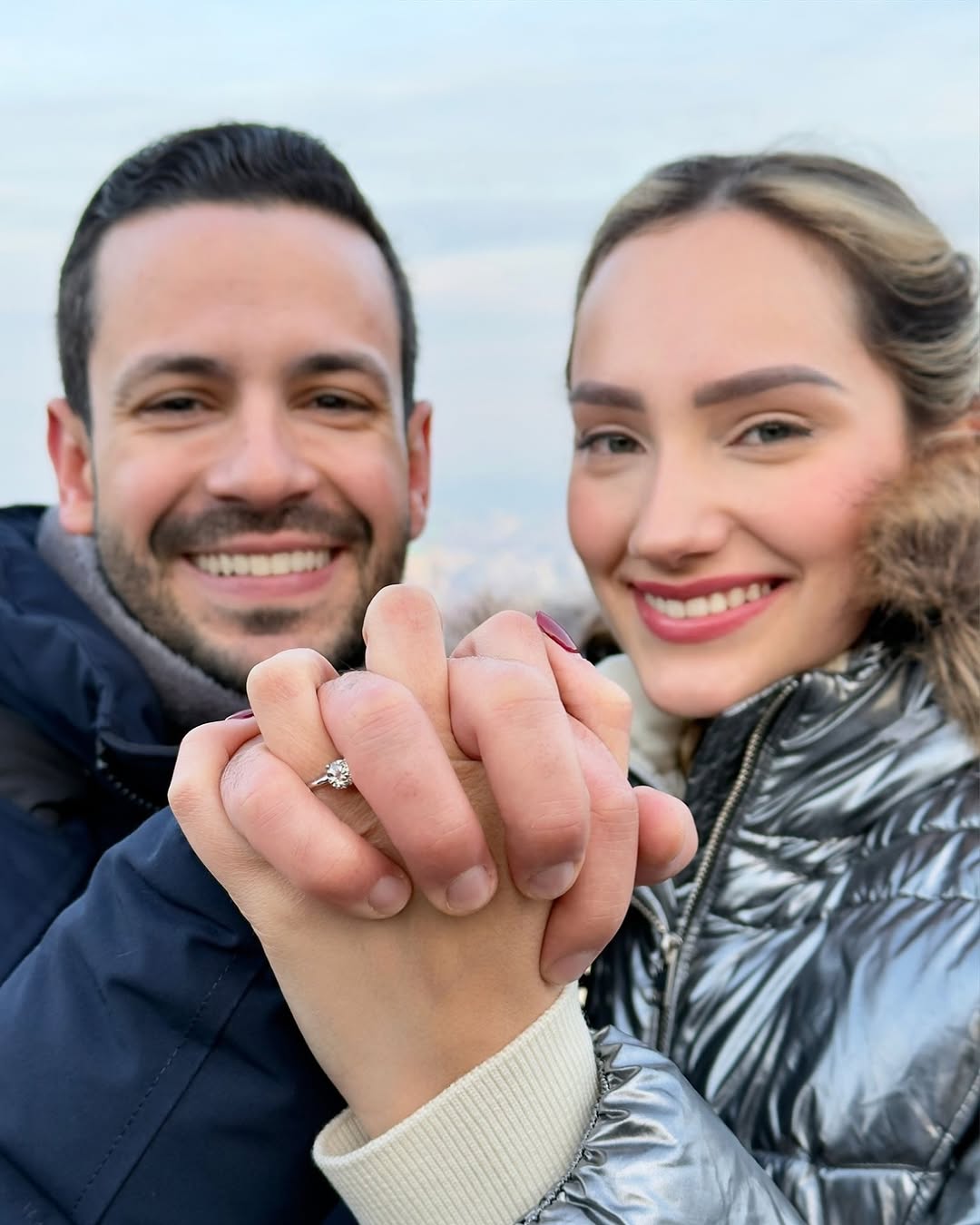 Carlos Durán le propone matrimonio a Zoe frente al castillo de Praga