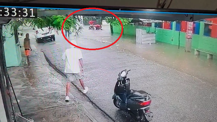 Un video de cámara de seguridad deja ver cómo algunas personas que estaban en el lugar al momento del hecho, intentaron rescatarlas, sin éxito. 