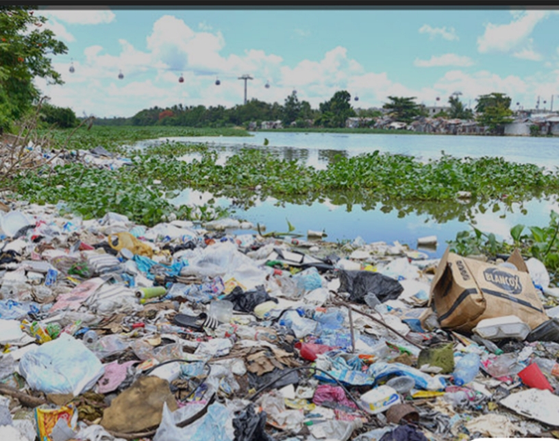 El rio Ozama está altamente contaminado.