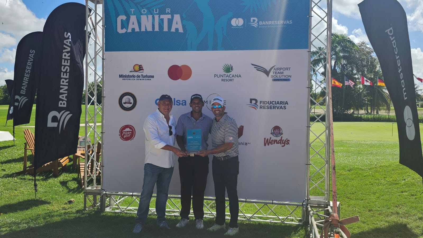 Domenico Geminiani, premiado por Antonio Ramis e Hiram Silfa.