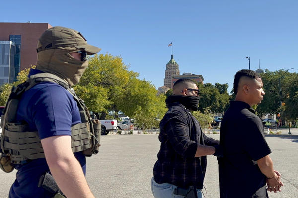 AME8565. SAN ANTONIO (ESTADOS UNIDOS), 13/11/2025.- Agentes del Servicio de Inmigración y Control de Aduanas (ICE), custodian a un migrante detenido este miércoles, en San Antonio, Texas (Estados Unidos). Las cortes de inmigración de EE.UU., donde quienes enfrentan un proceso de deportación pueden defender sus casos, se han convertido en un emblema de la campaña del Gobierno de Donald Trump para acelerar las detenciones y expulsiones de migrantes del país. EFE/ Alejandra Arredondo