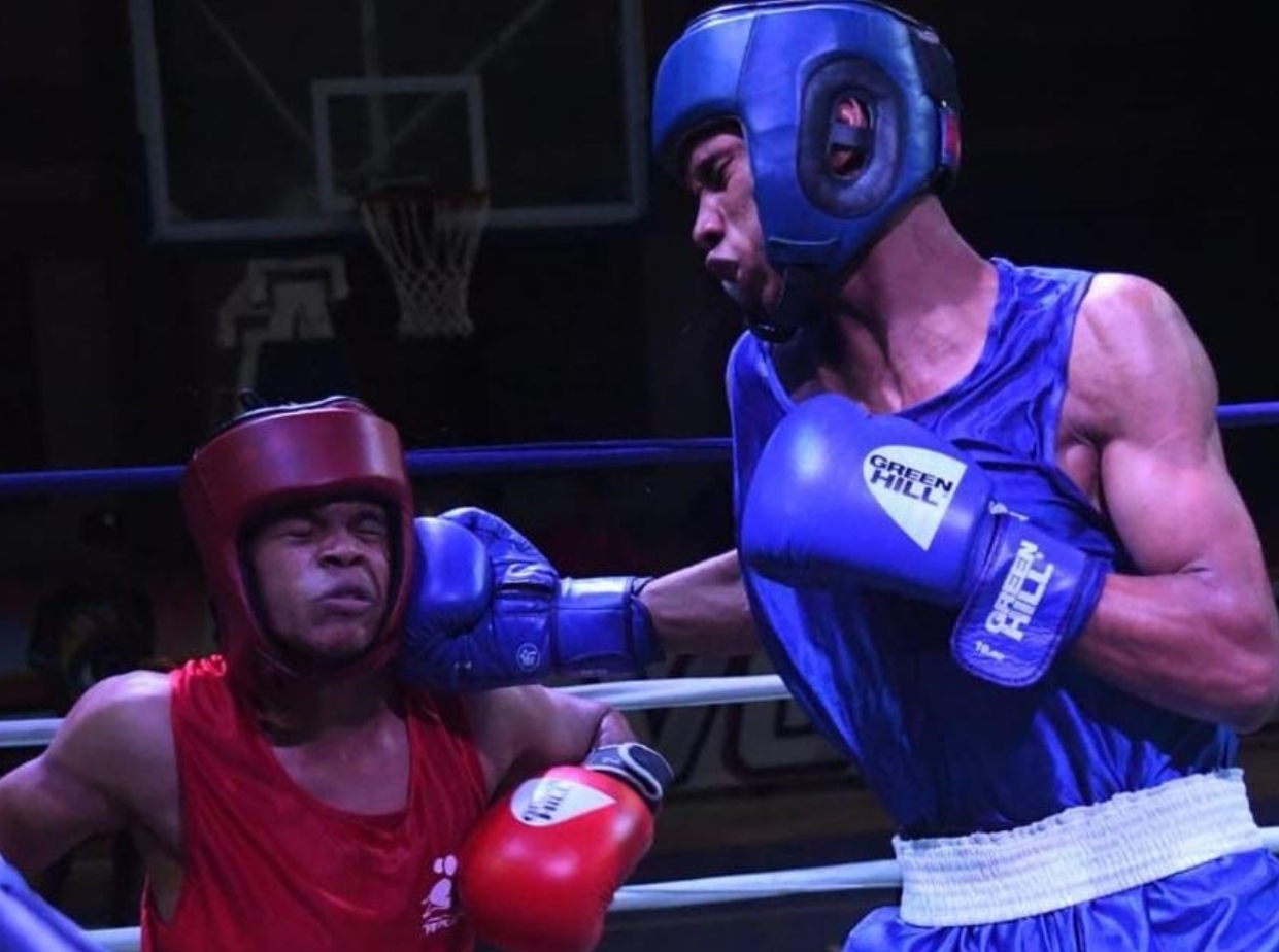 Miguel Encarnación connects his right hand in the face of his rival.