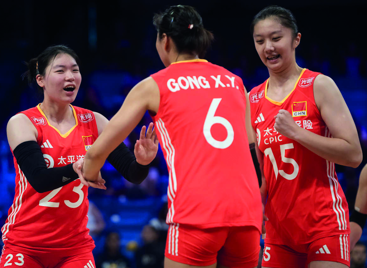 Las jugadoras de China celebran su triunfo bien peleado 3-2 sobre la República Dominicana en la VNL