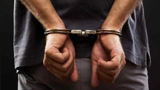 prisionero-con-esposa-detras-44ecfccc-focus-0-0-608-342