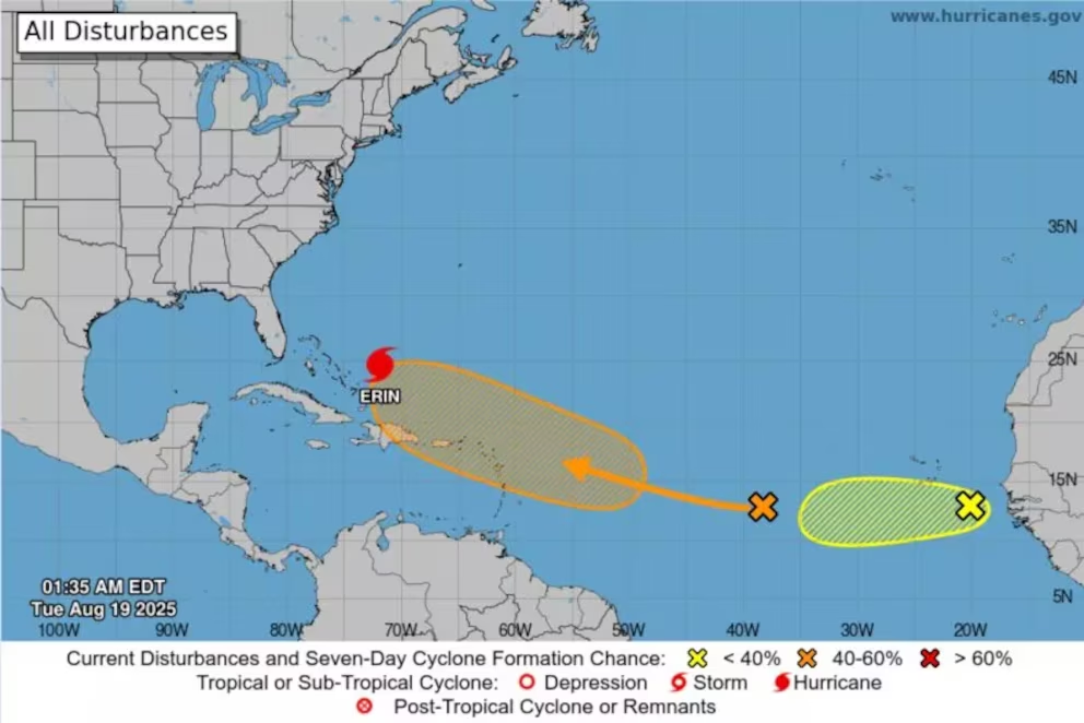 El Centro Nacional de Huracanes monitorea dos ondas adicionales en el Atlántico que podrían evolucionar en ciclones tropicales. (NHC)