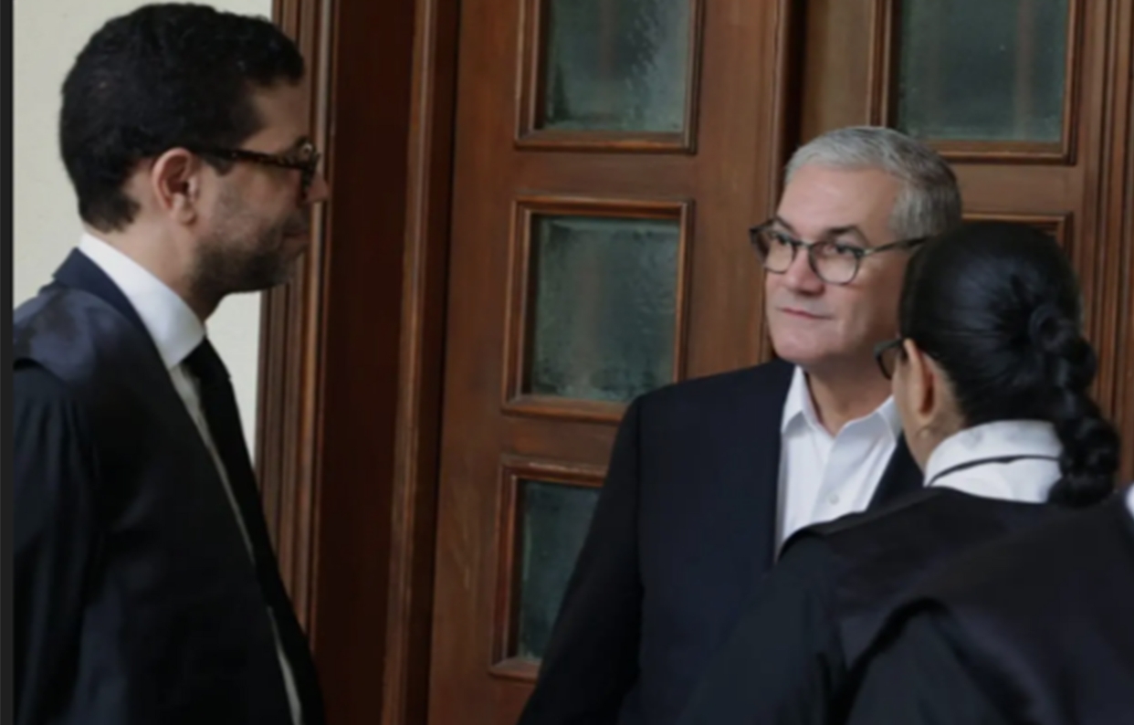 Gonzalo Castillo con sus abogados defensores.