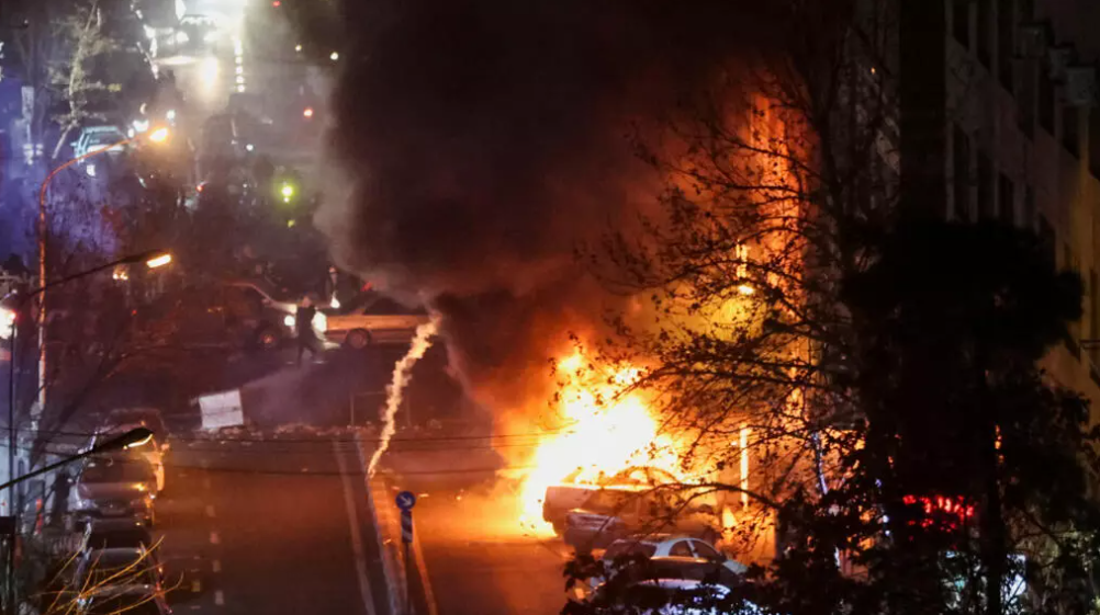 Autos en llamas en una calle durante una manifestación en Teherán, Irán, el 8 de enero de 2026. © Stringer / Reuters