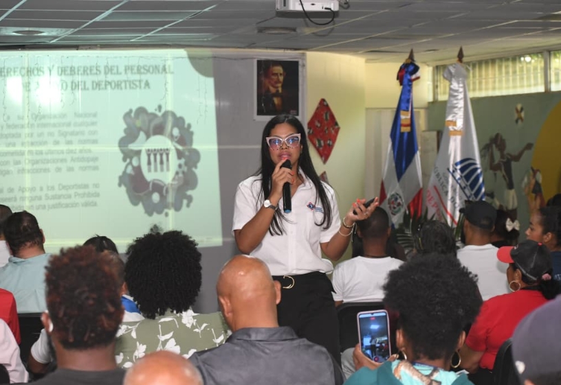 La doctora Laura Pinedo en su discurso central.