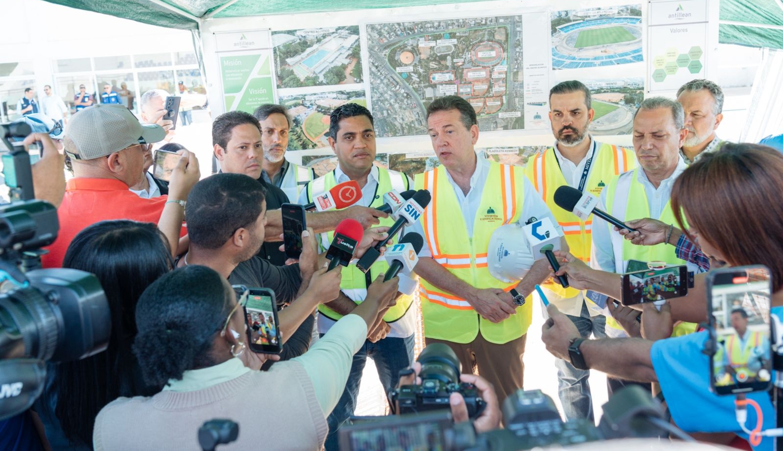 The Minister of Housing and Buildings, Ito Bisonó, spoke yesterday at the event. At his side, Kelvin Cruz, Minister of Sports.