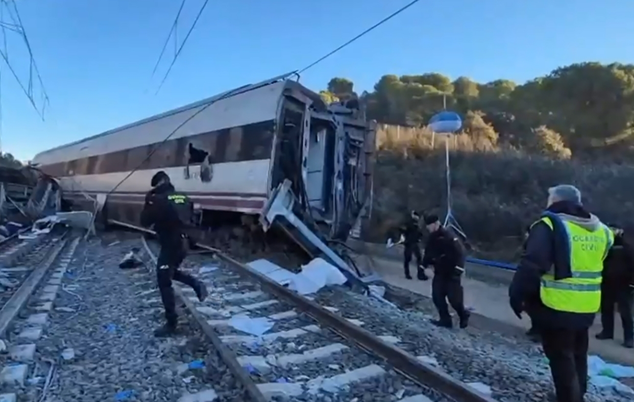 Técnicos buscan alguna evidencia en la escena del accidente de los trenes.  EFE