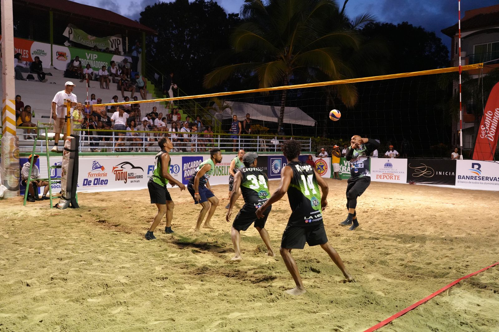 En el torneo de voleibol playero Hato Mayor–Vicentillo compiten equipos nacionales e internacionales en las canchas de arena del Rancho Turístico Doña Callita.