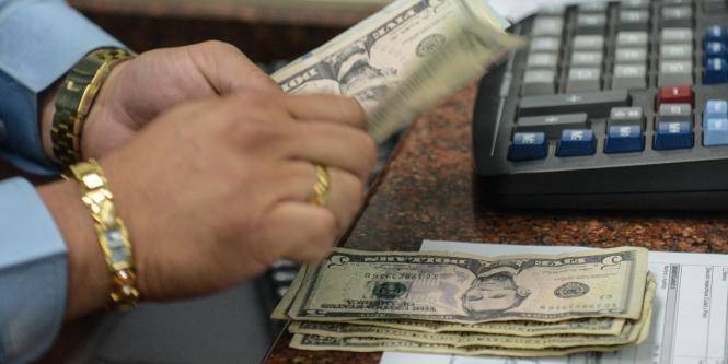 El dólar baja frente al euro y cierra mixto ante otras divisas