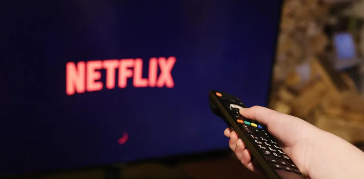 Una pantalla de televisión muestra el logotipo del servicio de streaming Netflix.