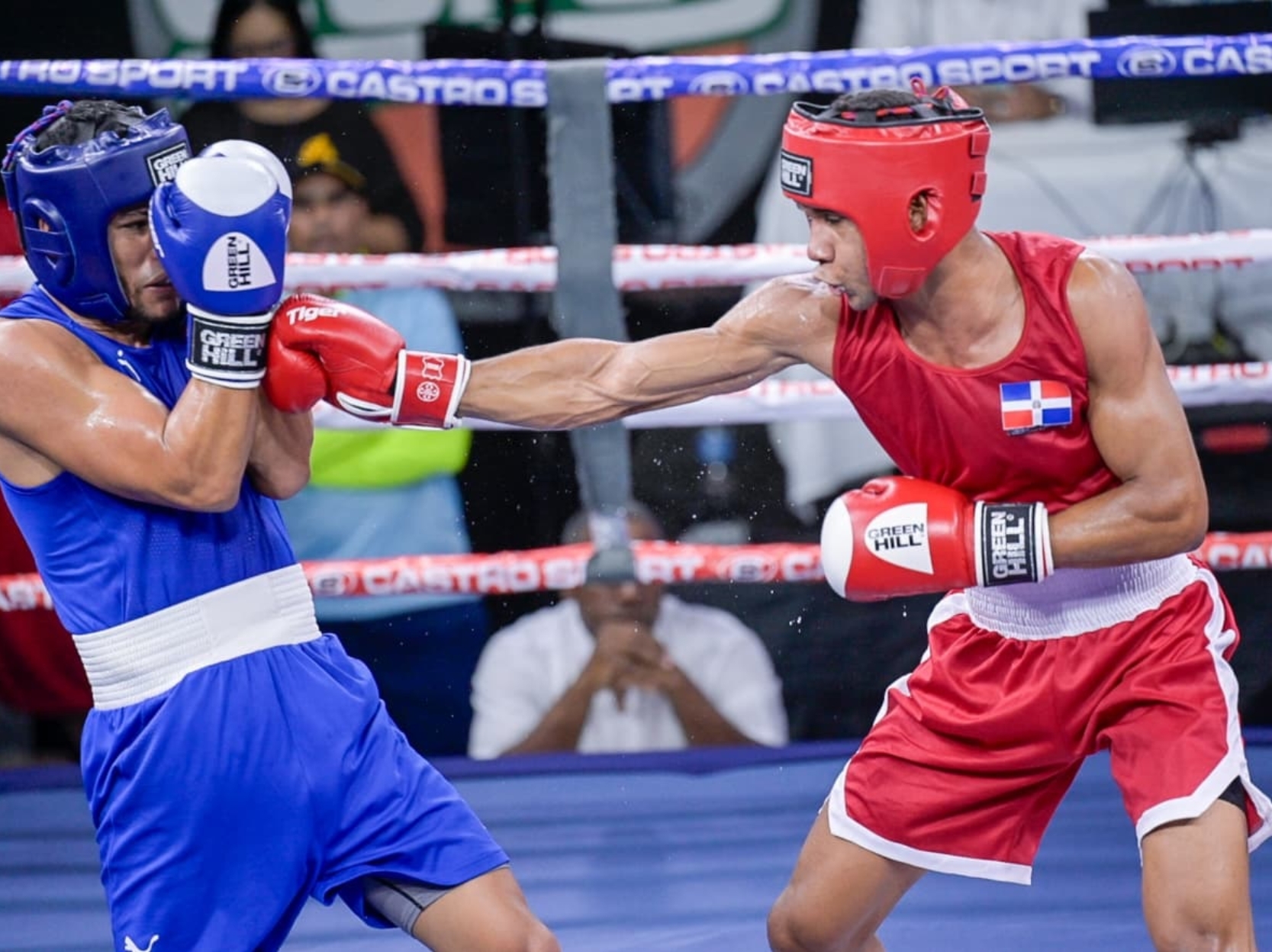 Miguel Ángel Encarnación, de RD, conecta su izquierda en rostro del cubano Erislandy Álvarez.