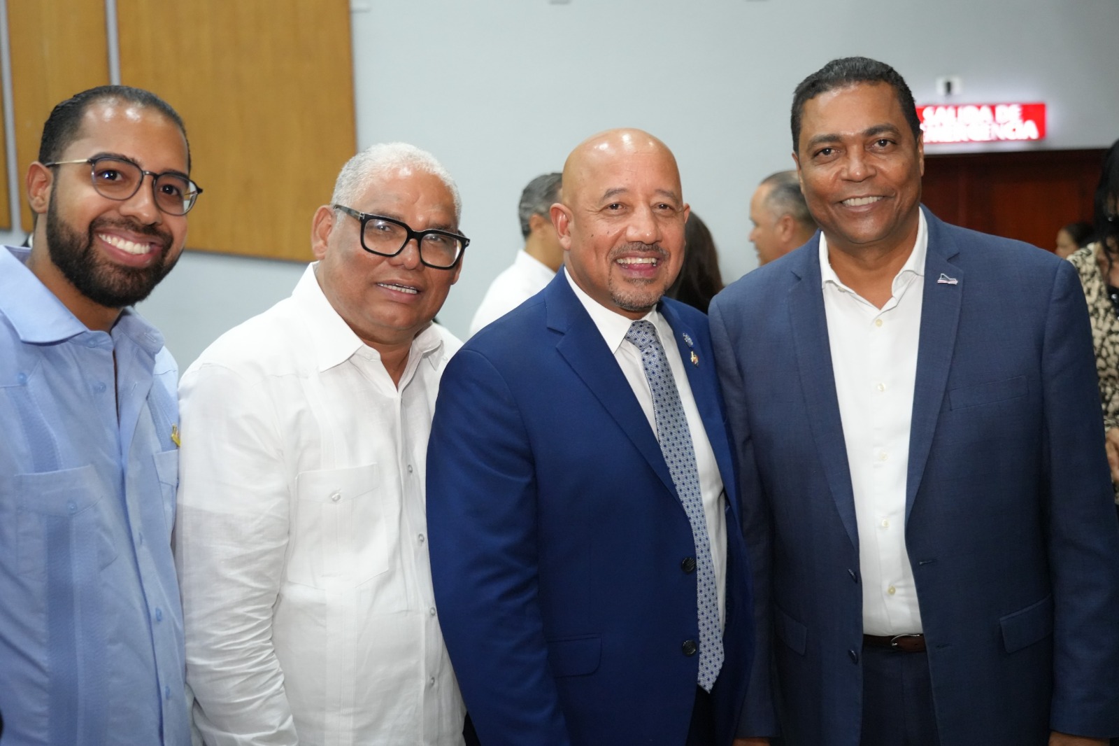 En la foto de derecha a izquierda, Víctor D Aza quien tuvo a su cargo la presentación del libro, el alcalde de Lawrence, Brian DePeña, Rafael Santos, autor del libro y el regidor de Salcedo, Jordy Rojas.