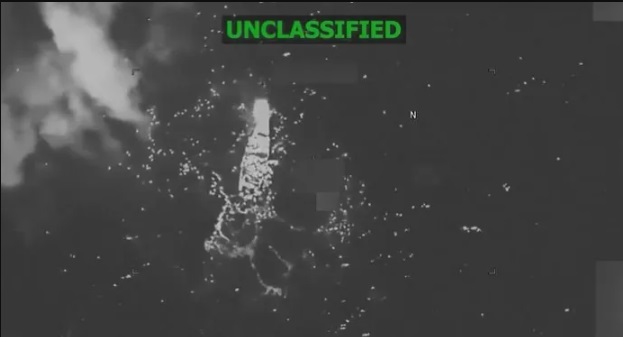 Captura de video tomada de la cuenta en X @Southcom del Comando Sur de Estados Unidos que muestra una lancha presuntamente de narcotraficantes atacada por fuerzas estadounidenses, en aguas del Caribe. EFE/ @Southcom