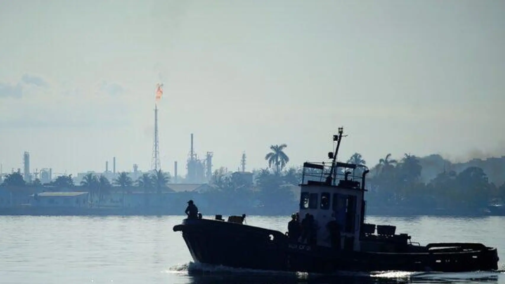 Un bote pasa frente a la refinería Ñico López en la bahía de La Habana