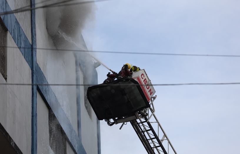 Cuerpo de Bomberos trabajó sin descanso.  Alexis Monegro