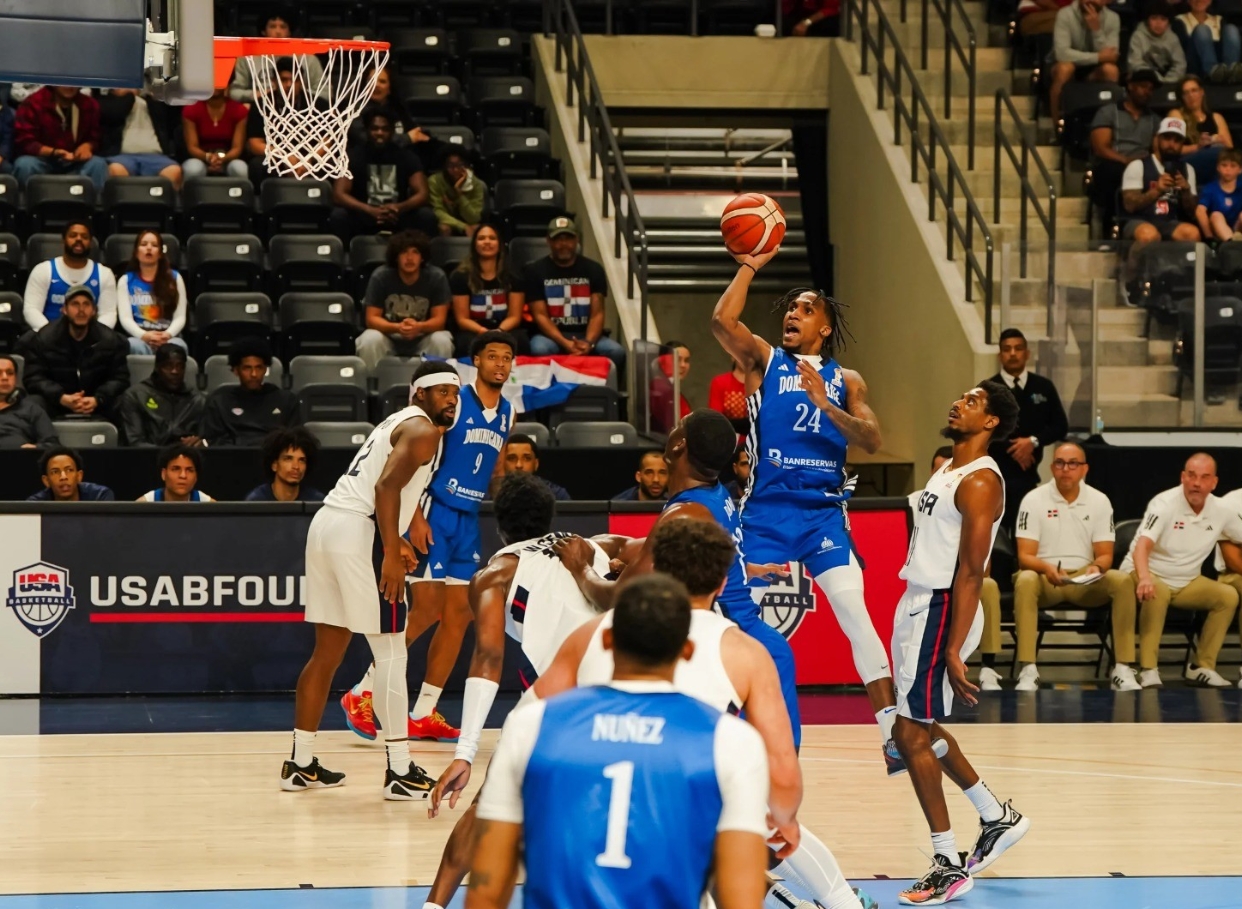 Jassel Pérez, de RD,  se acomoda  para ejecutar un lance  en el partido ante EU.